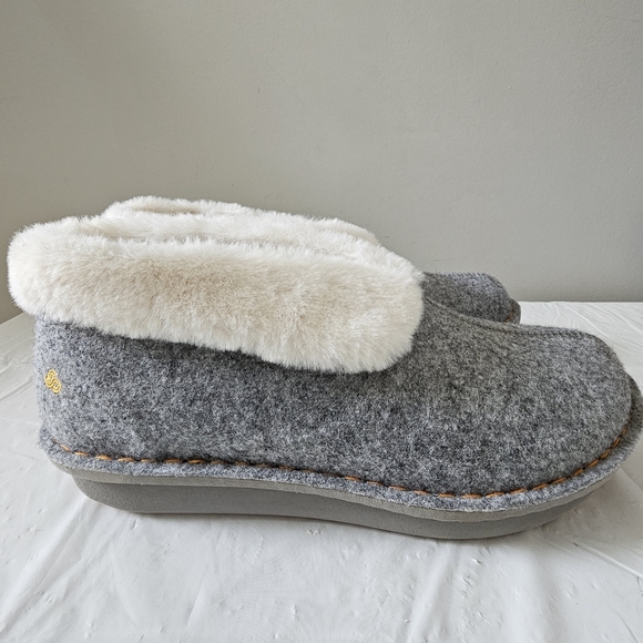 CLARKS Cloudsteppers Women's Gray Step Flow Low Indoor Outdoor Slippers - Picture 4 of 9